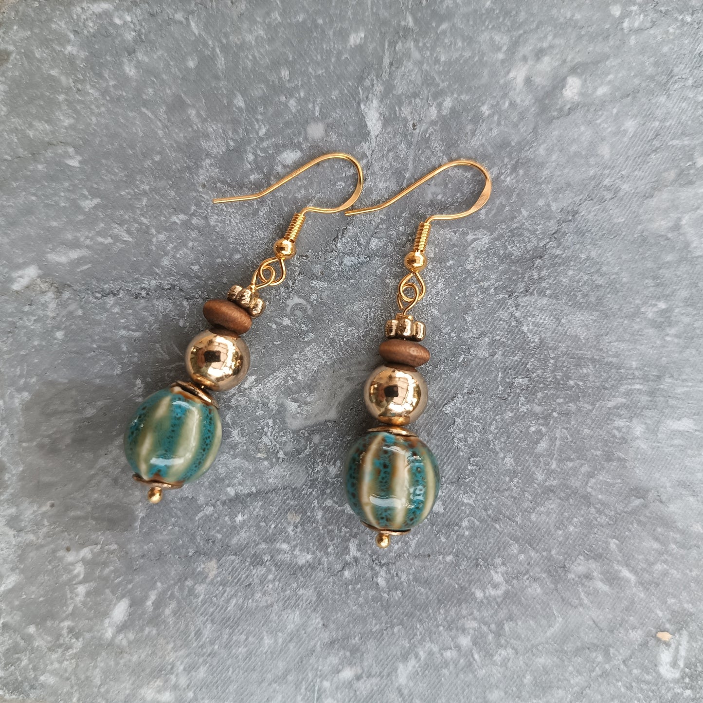 Petite boucle d'oreille pendante, plaqué or, perle bois et verre