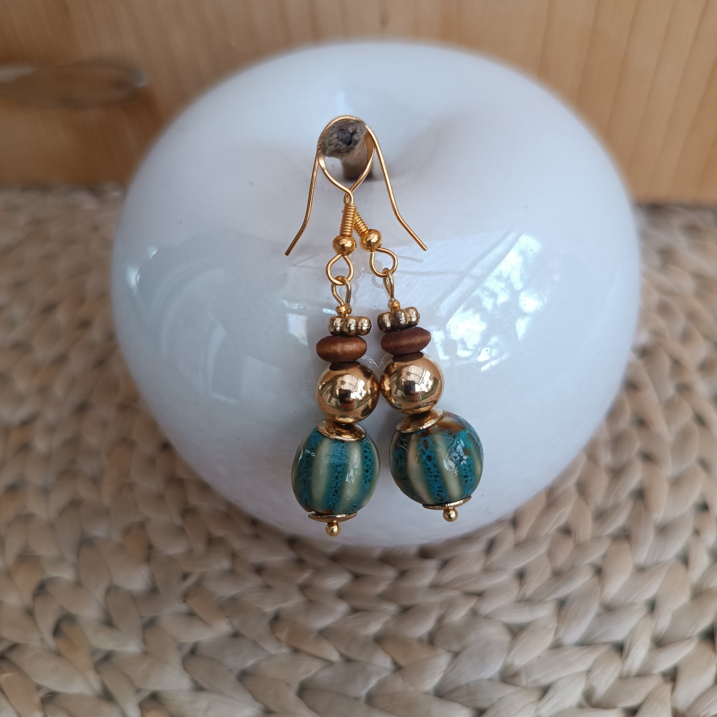 Petite boucle d'oreille pendante, plaqué or, perle bois et verre