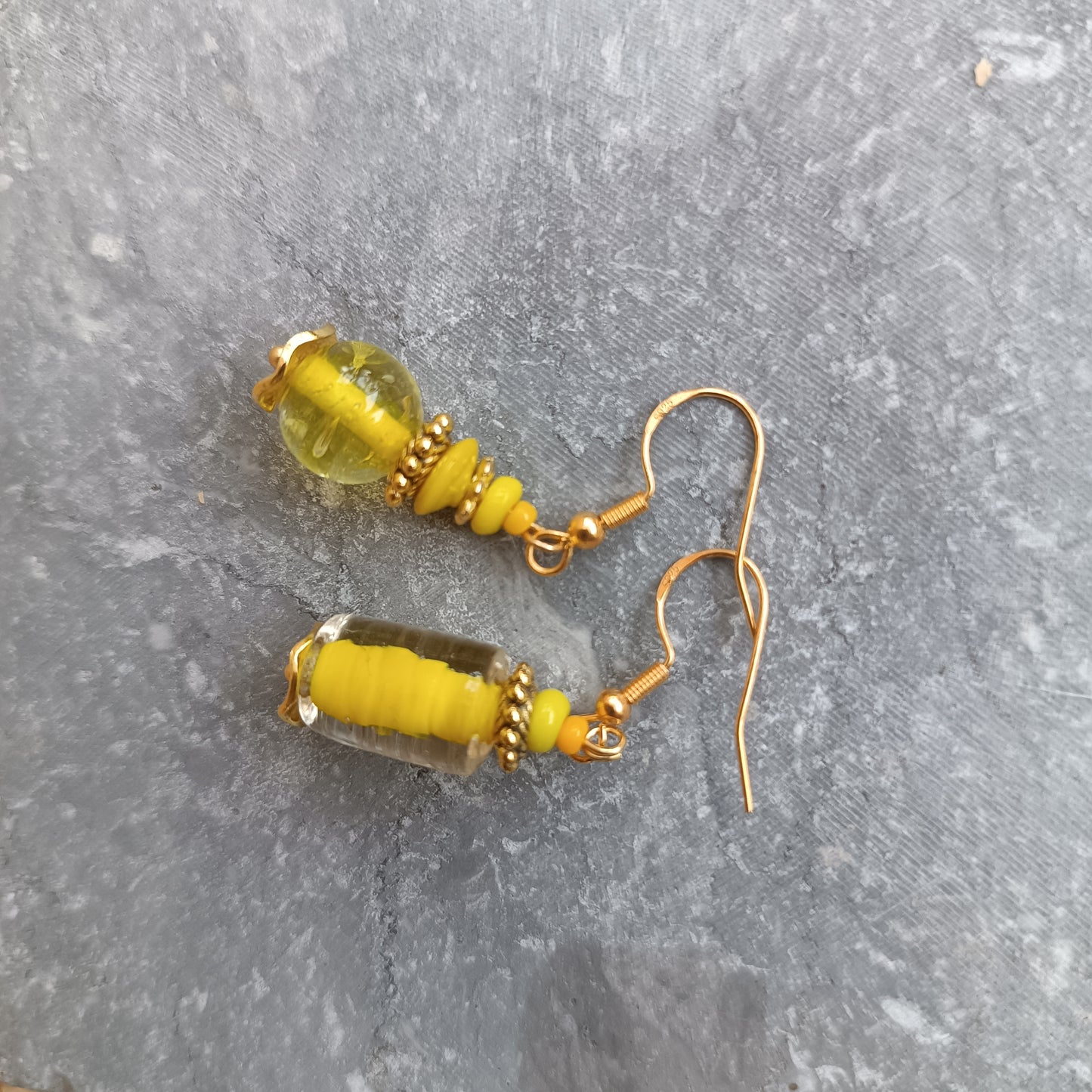 Petite boucle d'oreille pendante, plaqué or, perle verre jaune