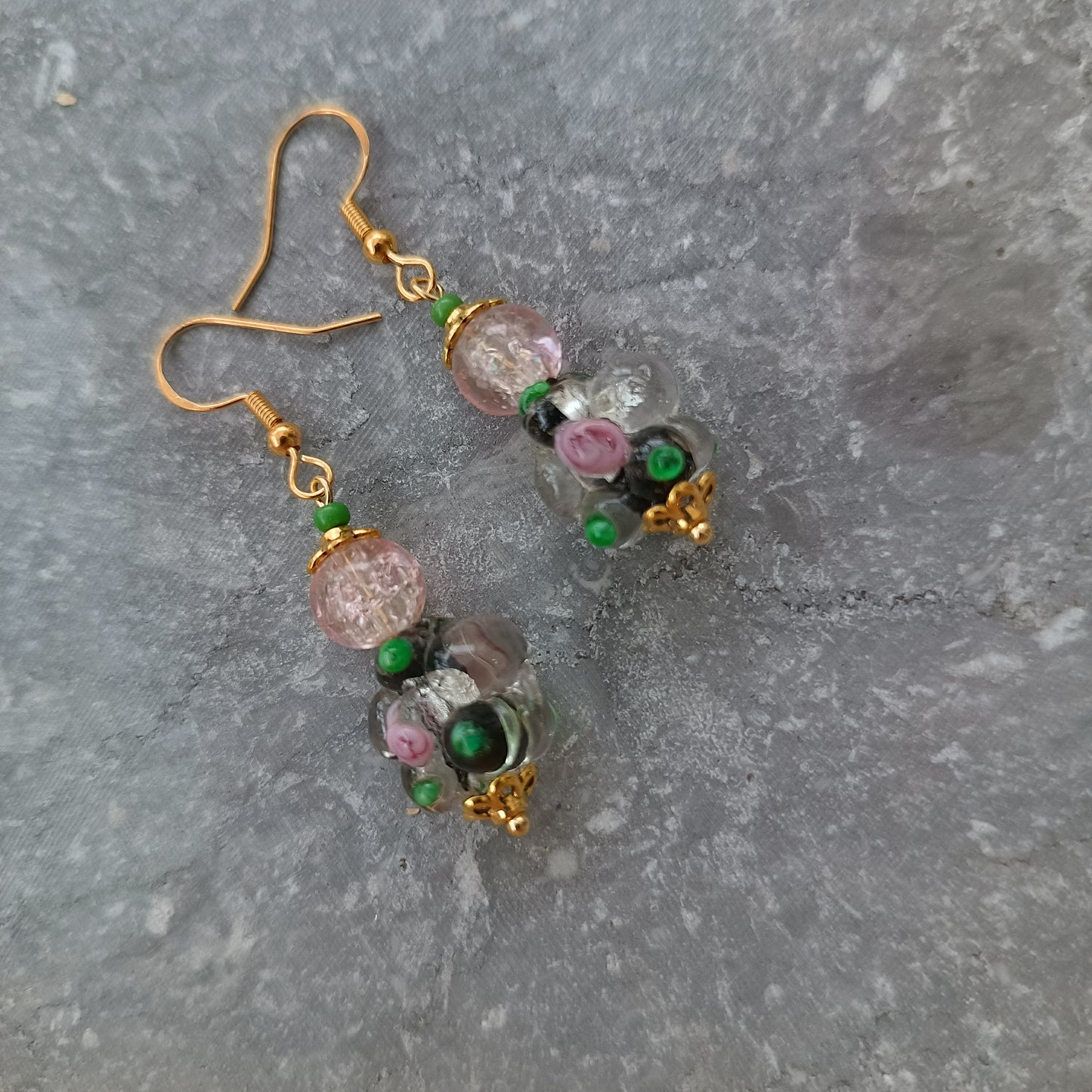 Petite boucle d'oreille pendante, plaqué or, perle verre