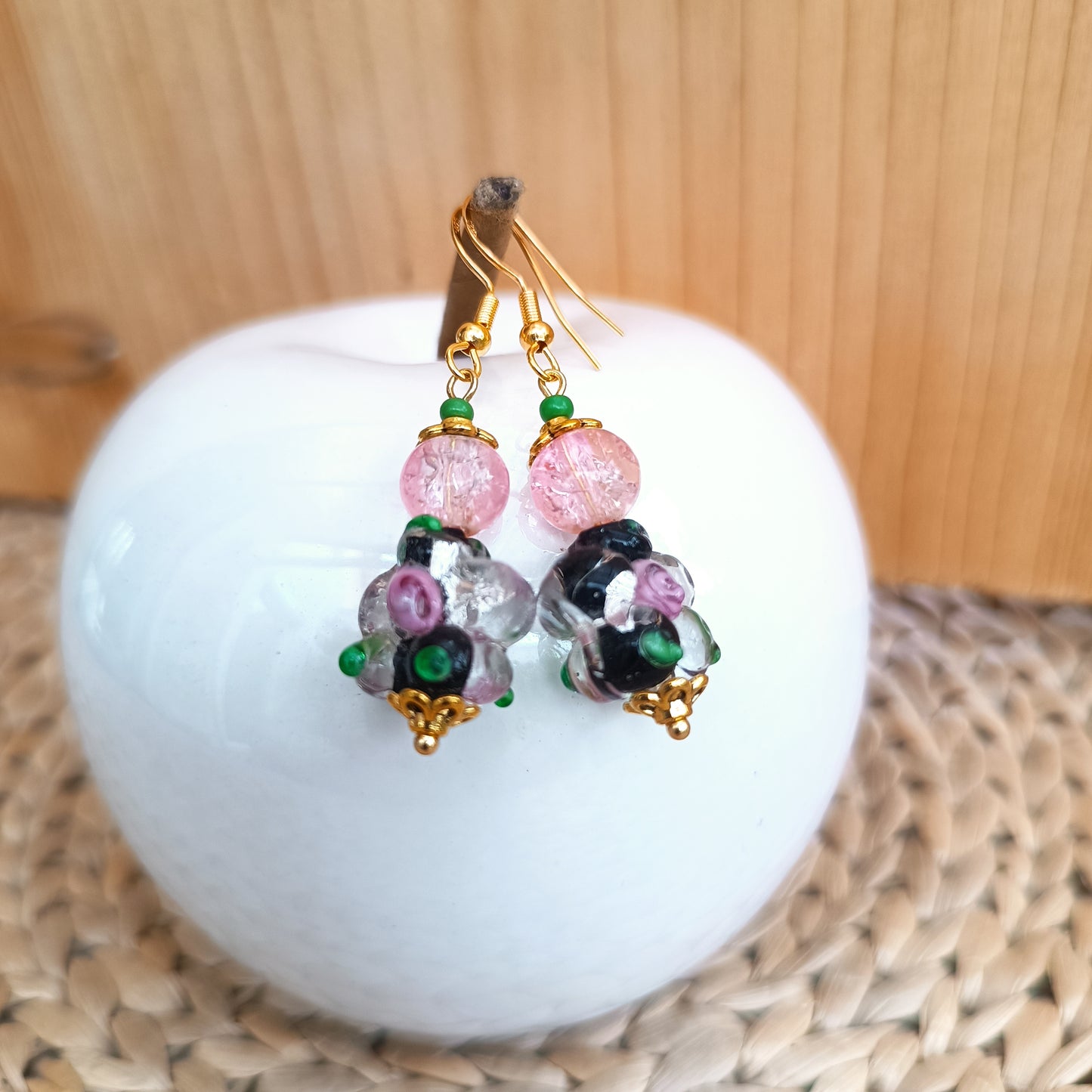 Petite boucle d'oreille pendante, plaqué or, perle verre