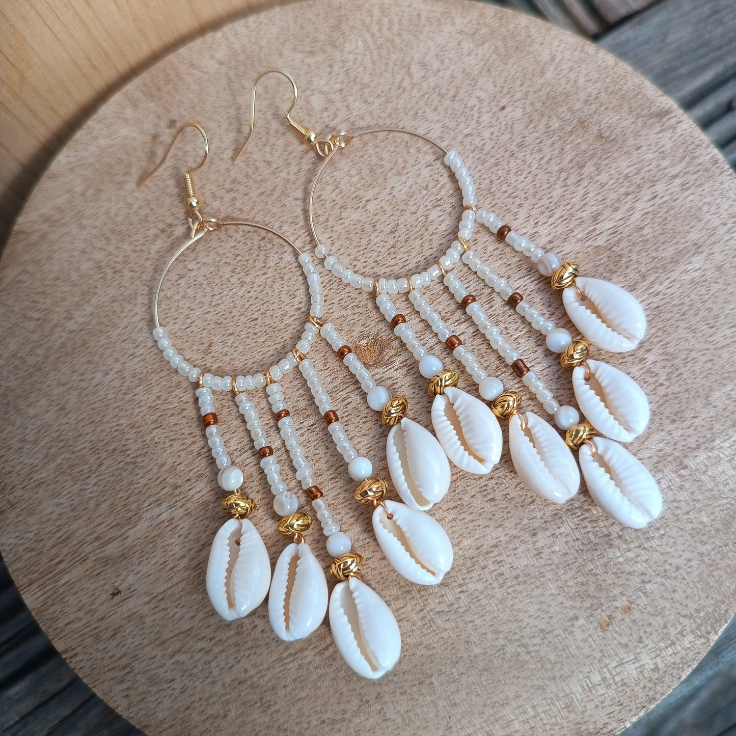 Boucle d'oreille pendante, plaqué or, perle de rocaille et coquillage