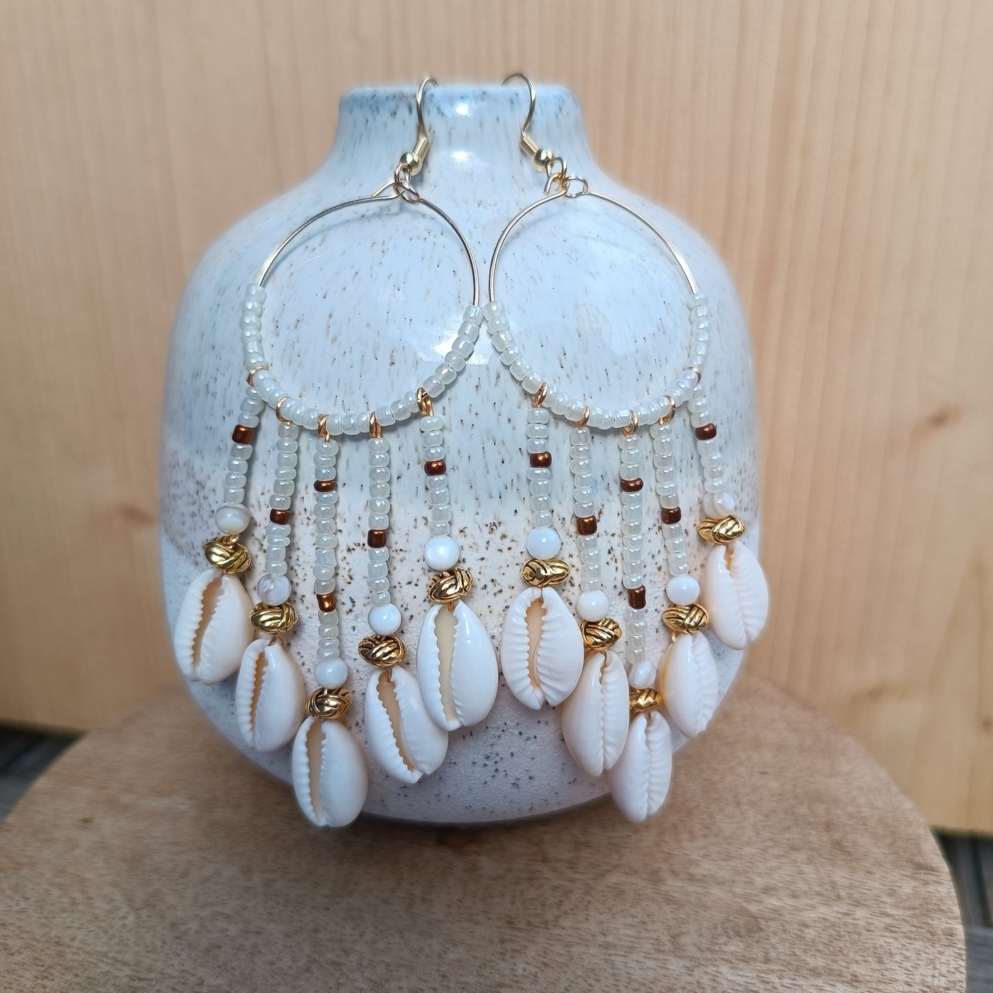 Boucle d'oreille pendante, plaqué or, perle de rocaille et coquillage